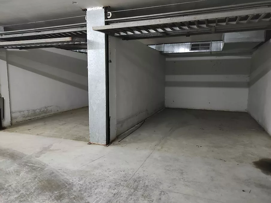 Plaza de parking con puerta basculante en venta en Hostalric