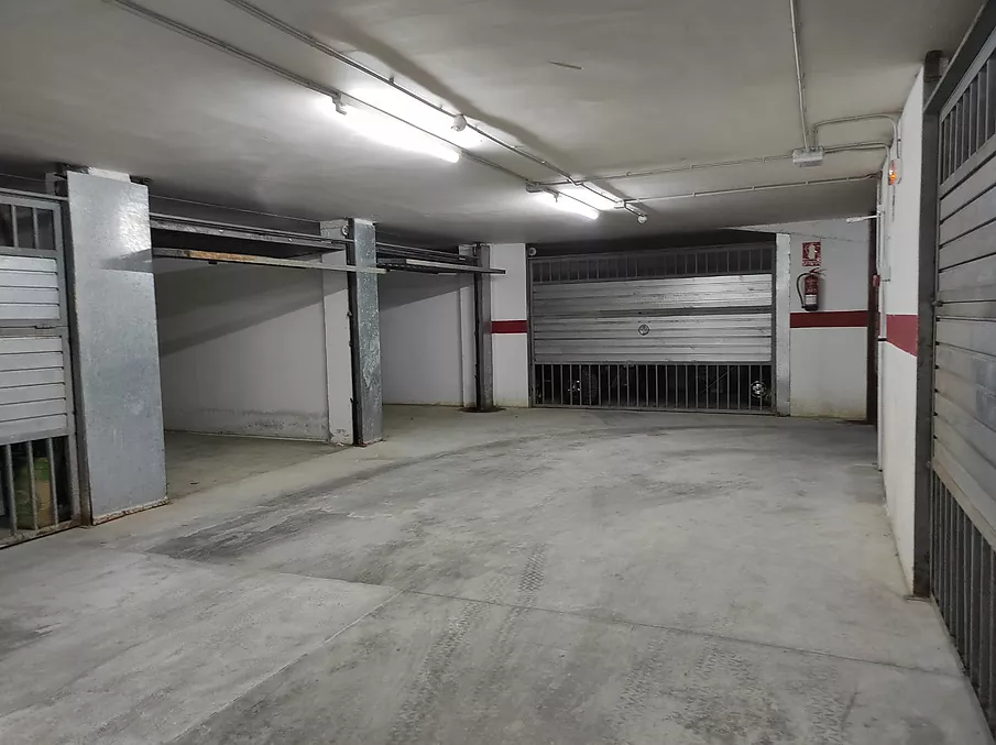 Plaza de parking con puerta basculante en venta en Hostalric