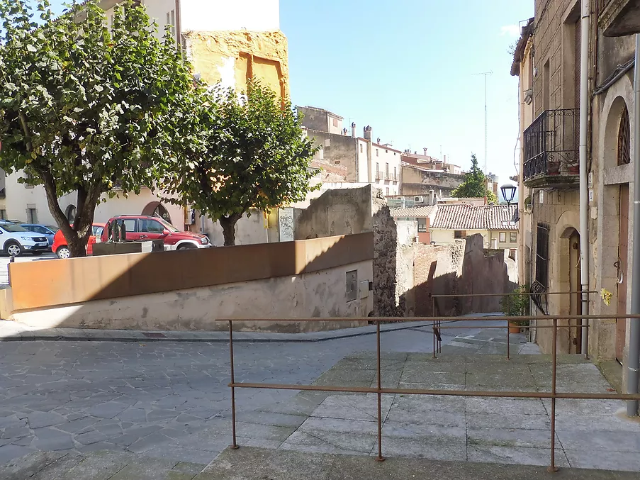 Edifici o casa de poble per rehabilitar