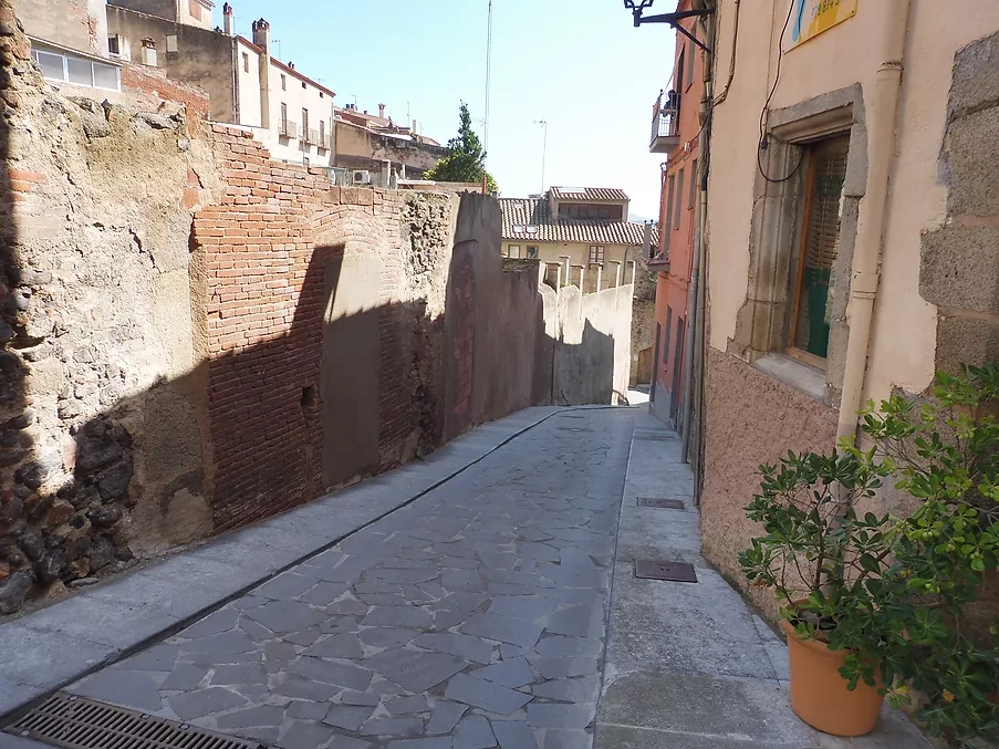 Edifici o casa de poble per rehabilitar