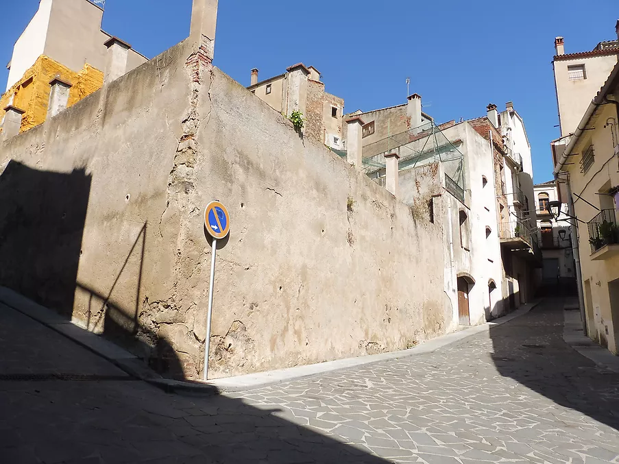 Edifici o casa de poble per rehabilitar